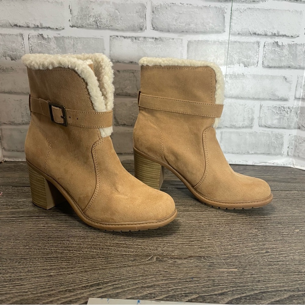 American Eagle faux Suede Ankle Boots with Faux Fur Lining. Size 6. NWOT.
